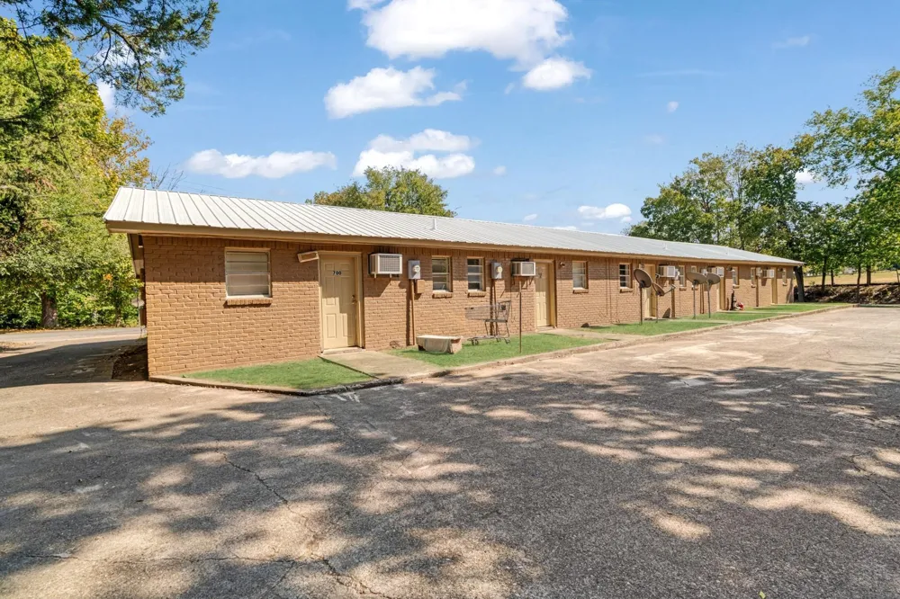 700 S Donoho Street #700, 702, 704, 706, 708 Clarksville, TX 75426