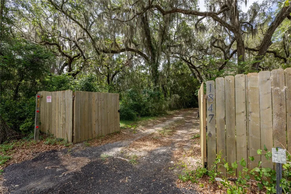 1847 STATE ROAD 20 Hawthorne, FL 32640