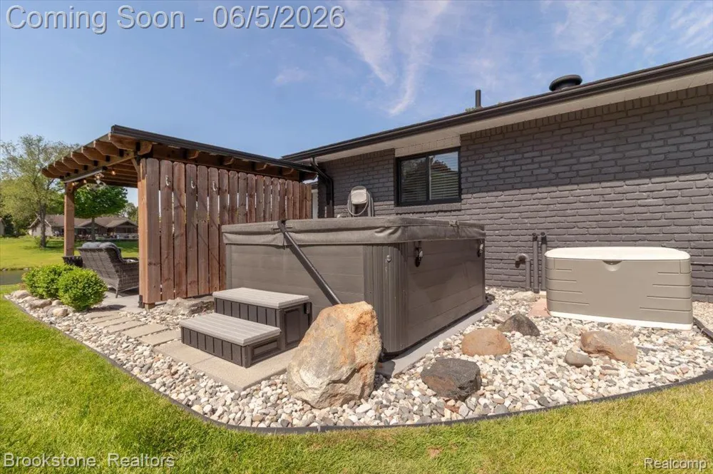 3378 Kingsway Drive Highland Charter Township, MI 48356