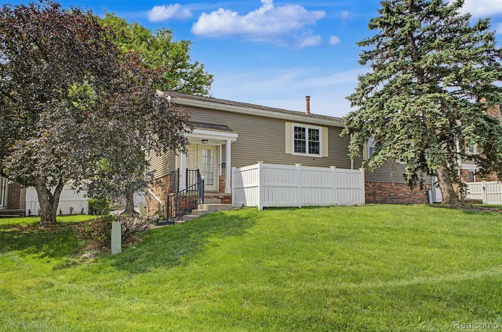 20872 E Glen Haven Circle #30 Northville City, MI 48167