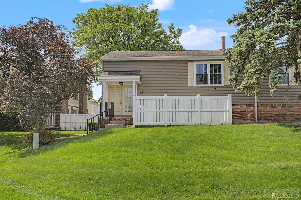 20872 E Glen Haven Circle #30 Northville City, MI 48167