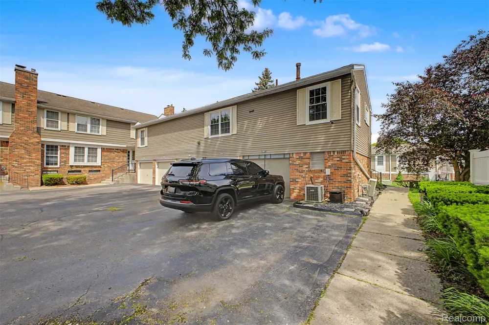 20872 E Glen Haven Circle #30 Northville City, MI 48167