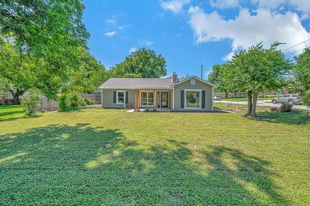 102 S Avenue Q Clifton, TX 76634