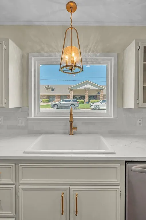 102 S Avenue Q Clifton, TX 76634