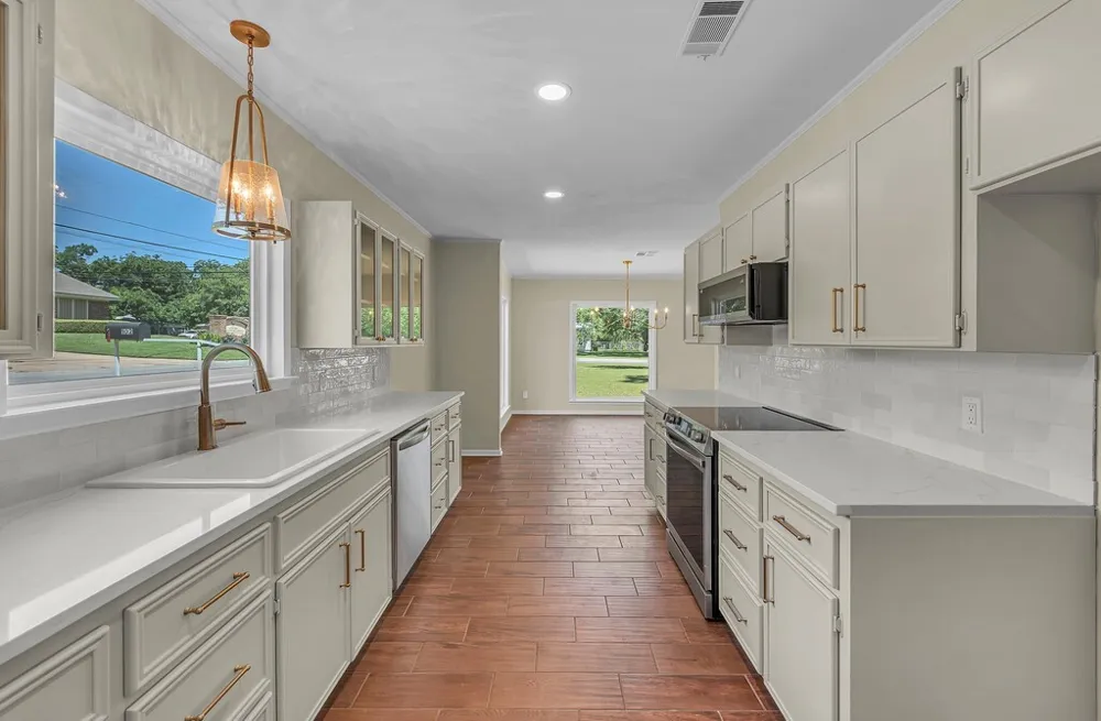 102 S Avenue Q Clifton, TX 76634