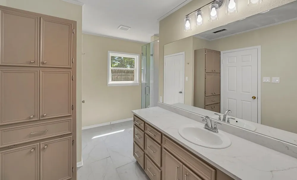 102 S Avenue Q Clifton, TX 76634