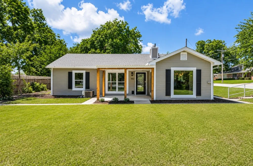 102 S Avenue Q Clifton, TX 76634