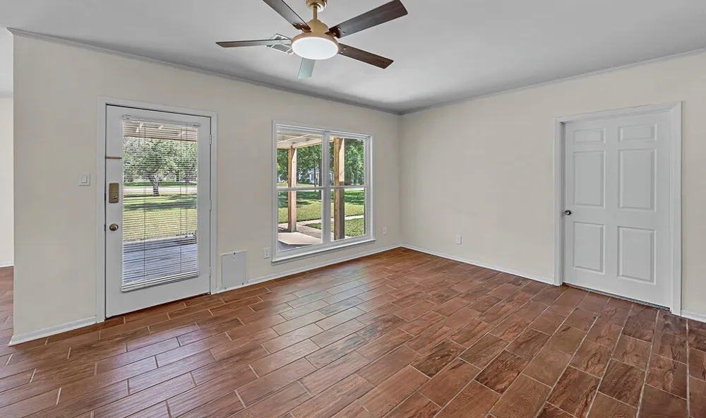 102 S Avenue Q Clifton, TX 76634