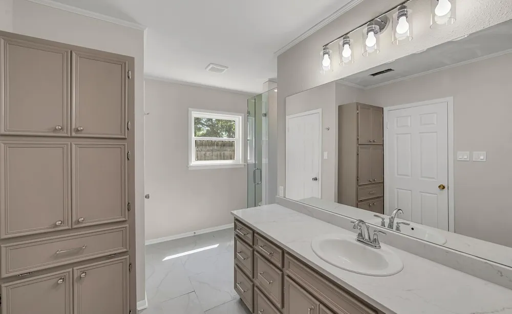 102 S Avenue Q Clifton, TX 76634