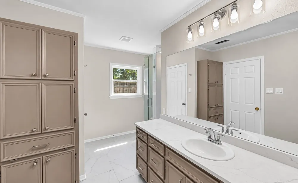102 S Avenue Q Clifton, TX 76634