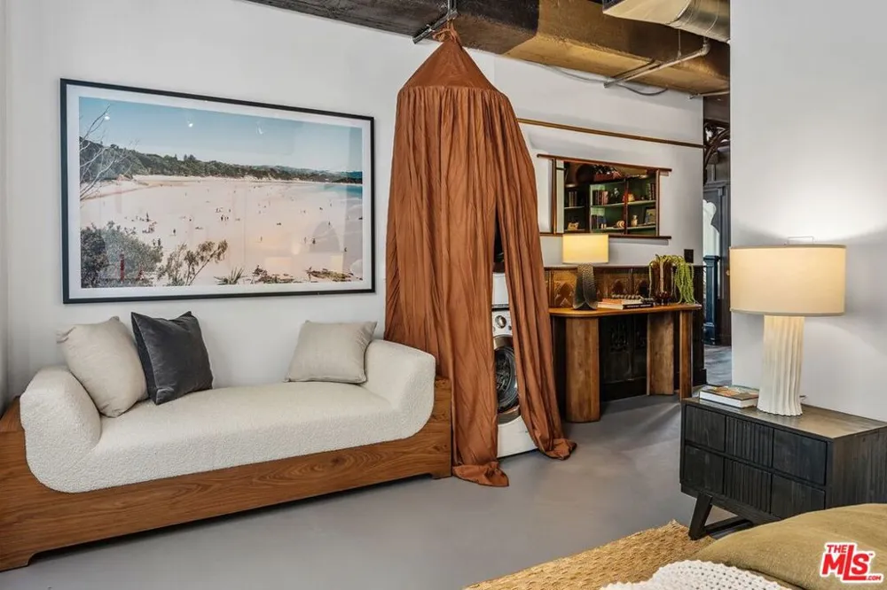 6253 Hollywood Boulevard #708 Los Angeles, CA 90028