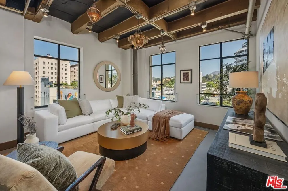 6253 Hollywood Boulevard #708 Los Angeles, CA 90028