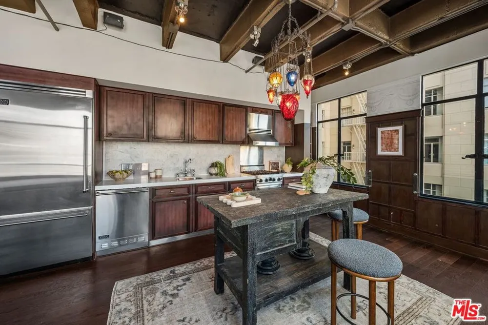 6253 Hollywood Boulevard #708 Los Angeles, CA 90028