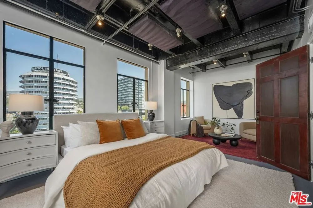 6253 Hollywood Boulevard #708 Los Angeles, CA 90028