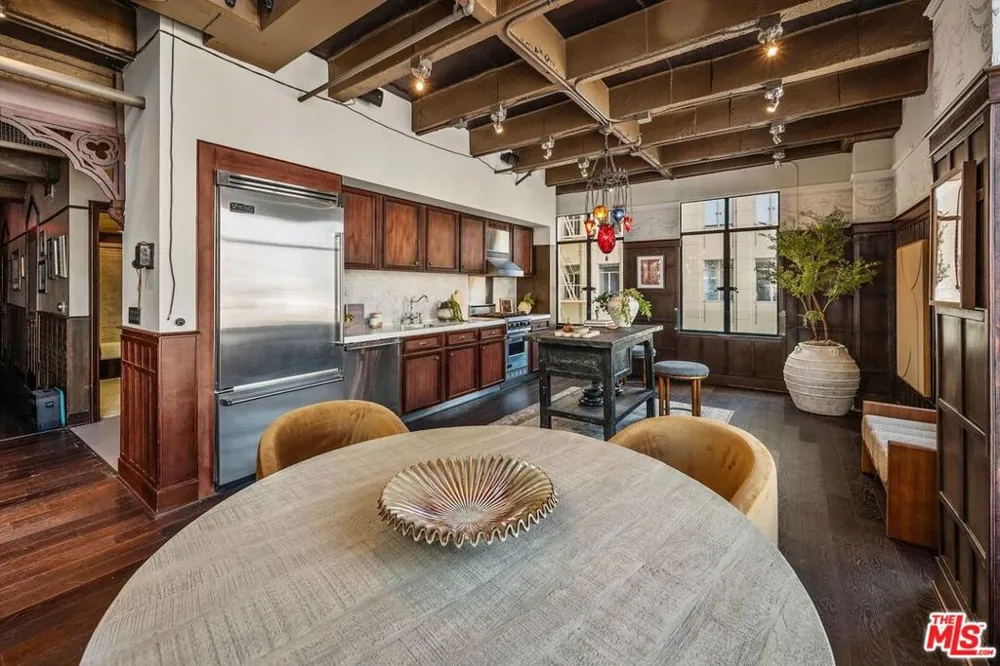 6253 Hollywood Boulevard #708 Los Angeles, CA 90028