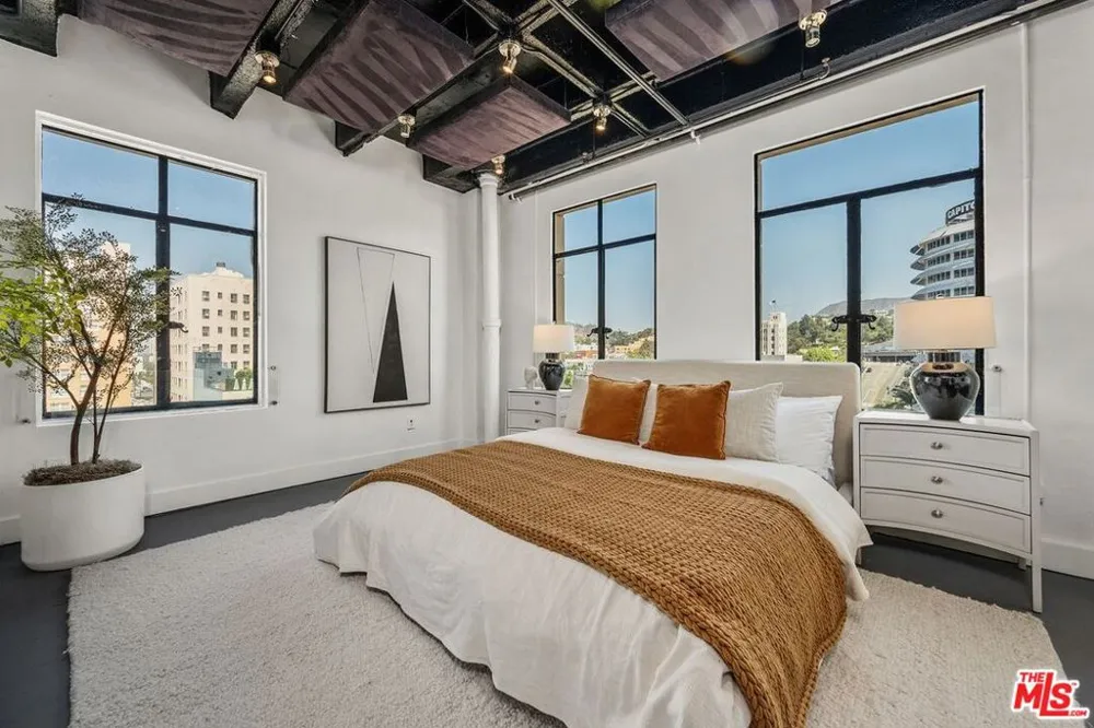 6253 Hollywood Boulevard #708 Los Angeles, CA 90028