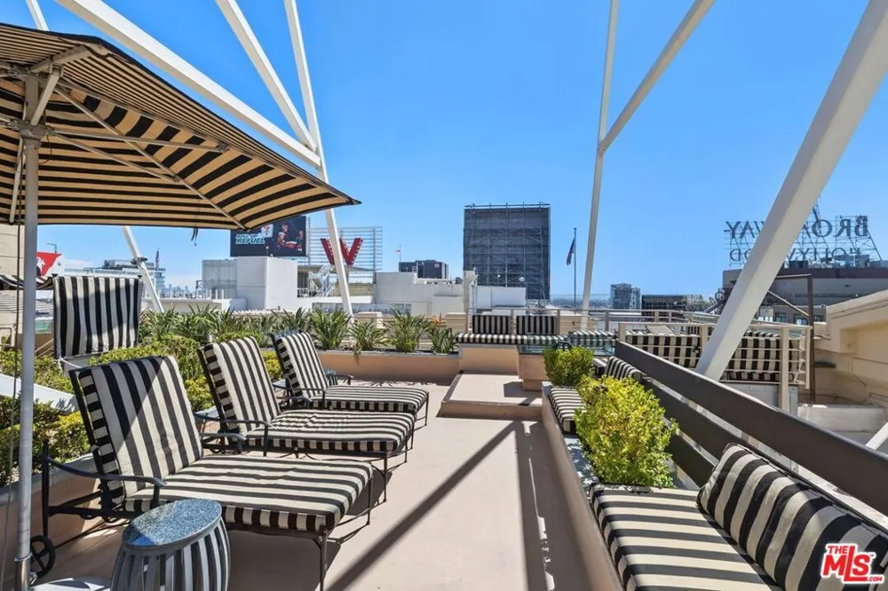 6253 Hollywood Boulevard #708 Los Angeles, CA 90028
