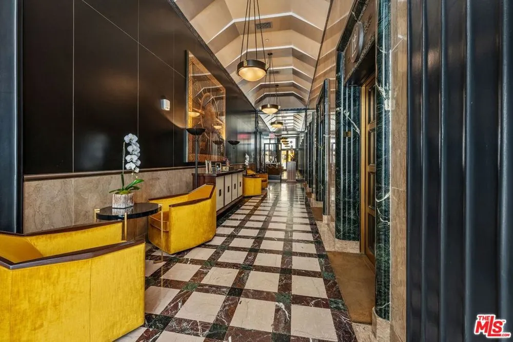 6253 Hollywood Boulevard #708 Los Angeles, CA 90028