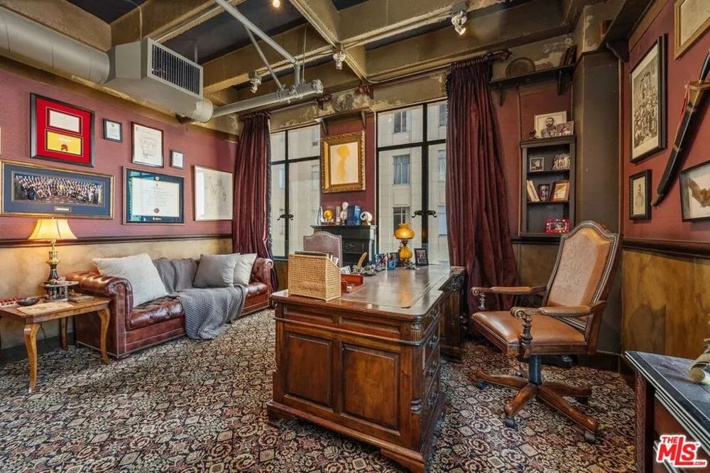 6253 Hollywood Boulevard #708 Los Angeles, CA 90028