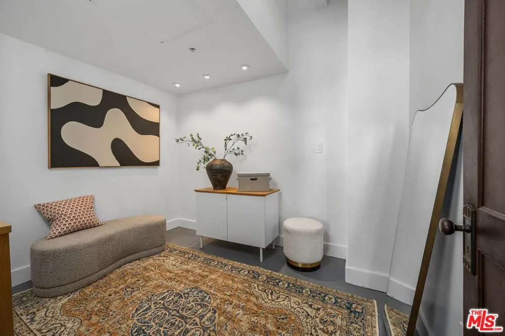 6253 Hollywood Boulevard #708 Los Angeles, CA 90028