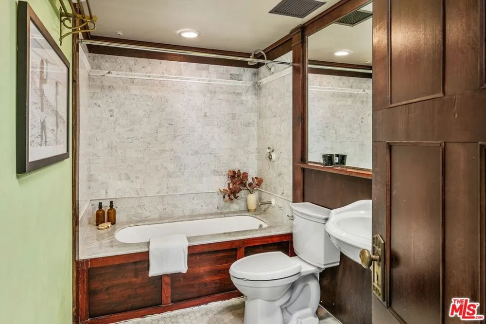 6253 Hollywood Boulevard #708 Los Angeles, CA 90028