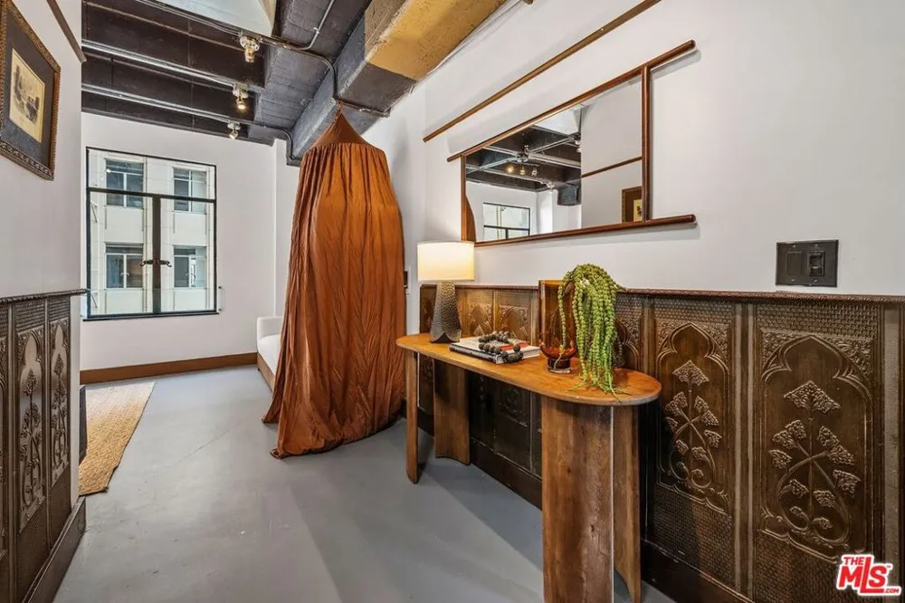 6253 Hollywood Boulevard #708 Los Angeles, CA 90028