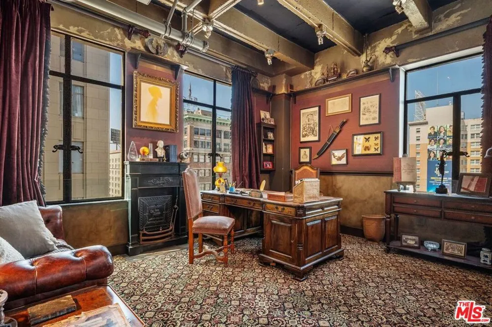 6253 Hollywood Boulevard #708 Los Angeles, CA 90028