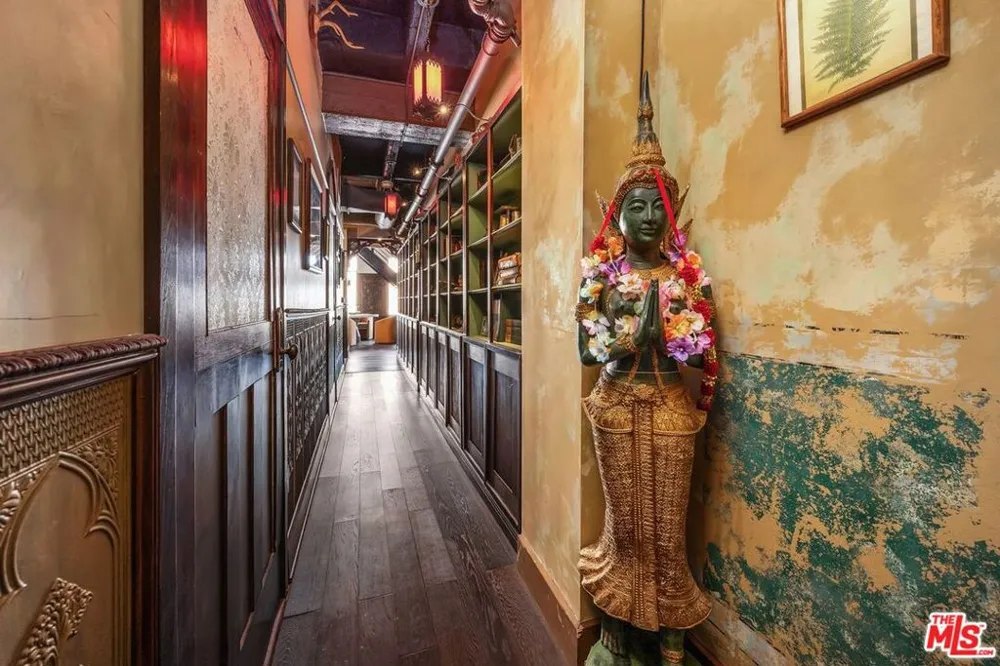 6253 Hollywood Boulevard #708 Los Angeles, CA 90028