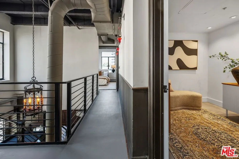 6253 Hollywood Boulevard #708 Los Angeles, CA 90028