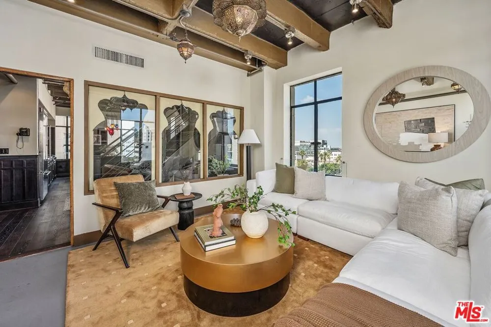 6253 Hollywood Boulevard #708 Los Angeles, CA 90028