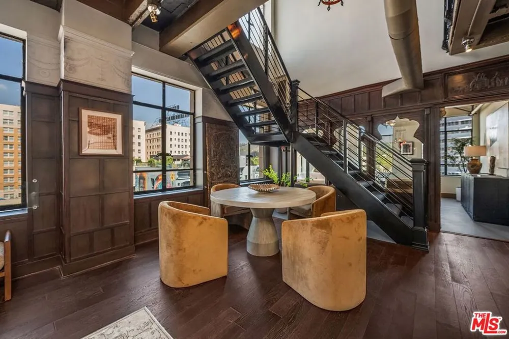 6253 Hollywood Boulevard #708 Los Angeles, CA 90028