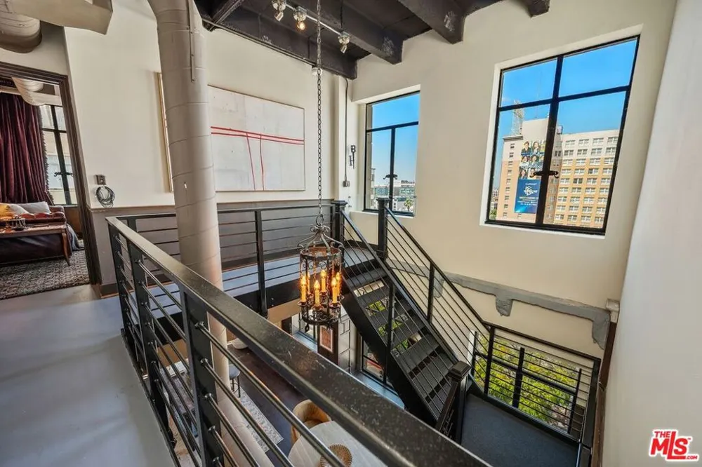 6253 Hollywood Boulevard #708 Los Angeles, CA 90028