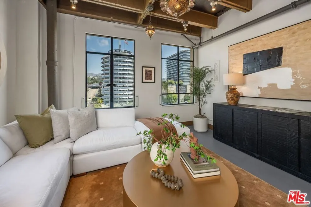 6253 Hollywood Boulevard #708 Los Angeles, CA 90028