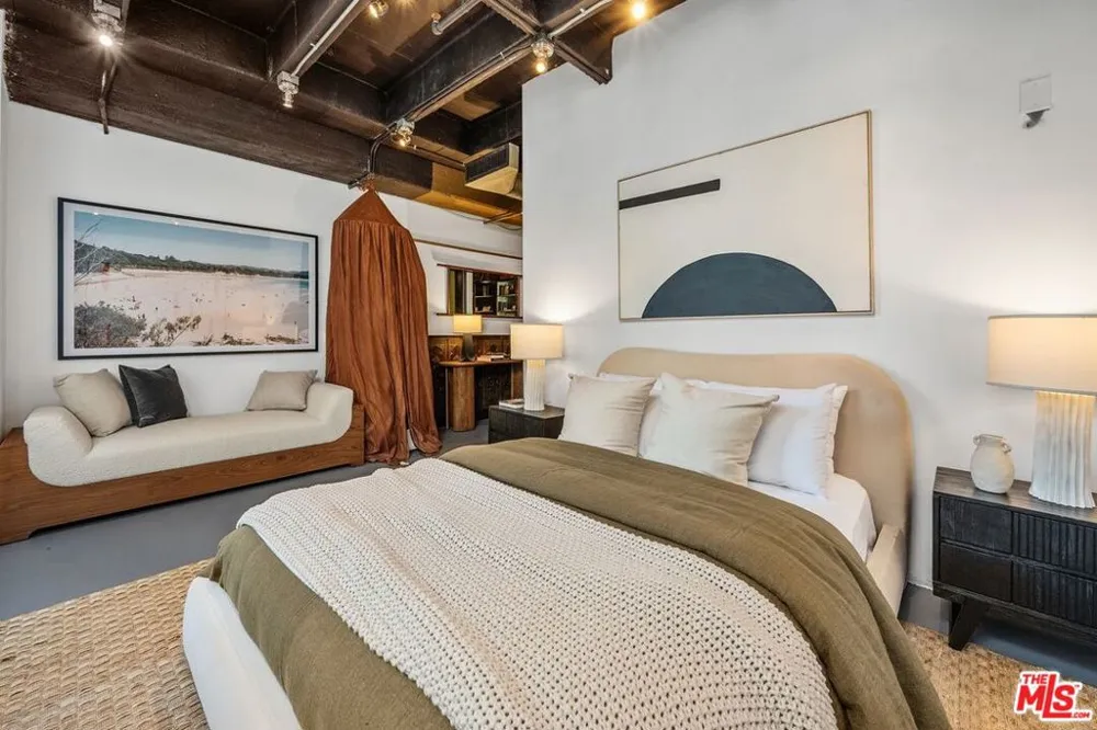 6253 Hollywood Boulevard #708 Los Angeles, CA 90028