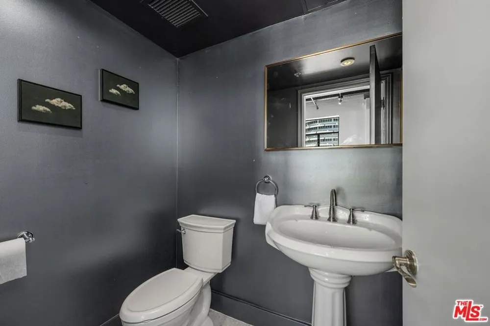 6253 Hollywood Boulevard #708 Los Angeles, CA 90028