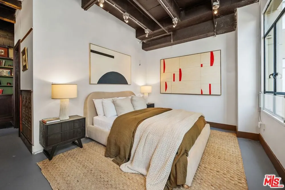 6253 Hollywood Boulevard #708 Los Angeles, CA 90028