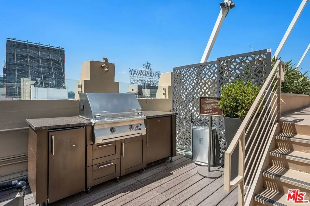 6253 Hollywood Boulevard #708 Los Angeles, CA 90028