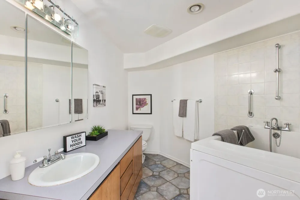 211 Basswood Drive Silverlake, WA 98645