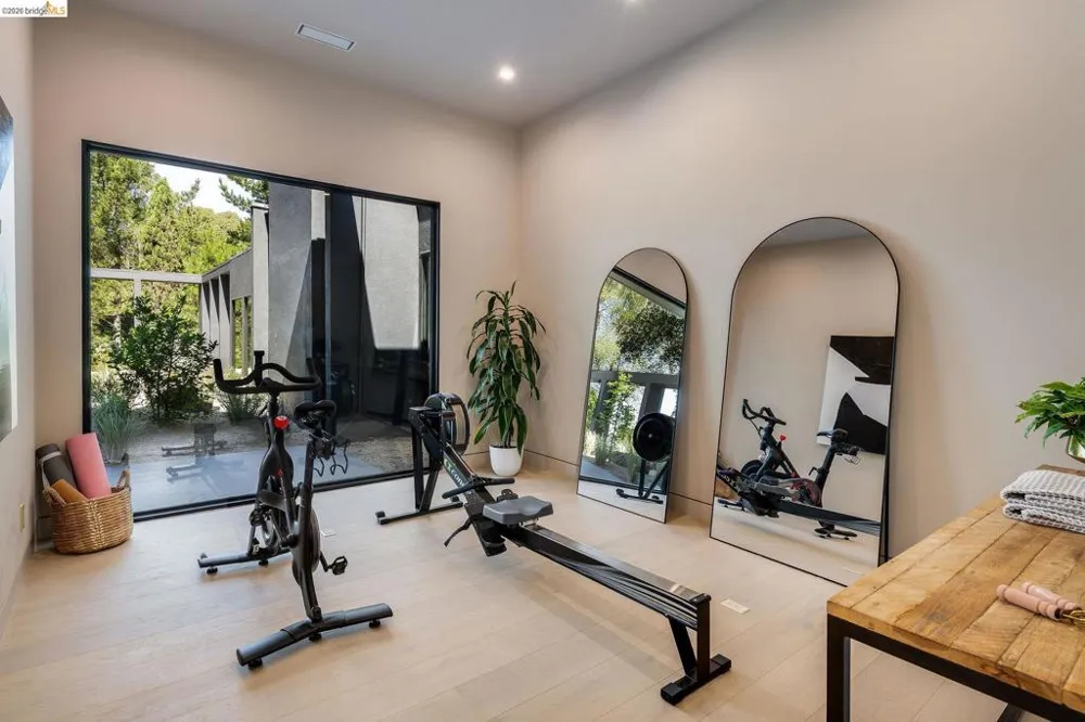 5645 Bacon Rd Oakland, CA 94619