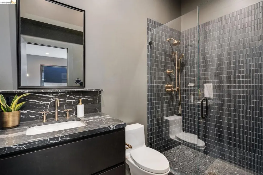 5645 Bacon Rd Oakland, CA 94619