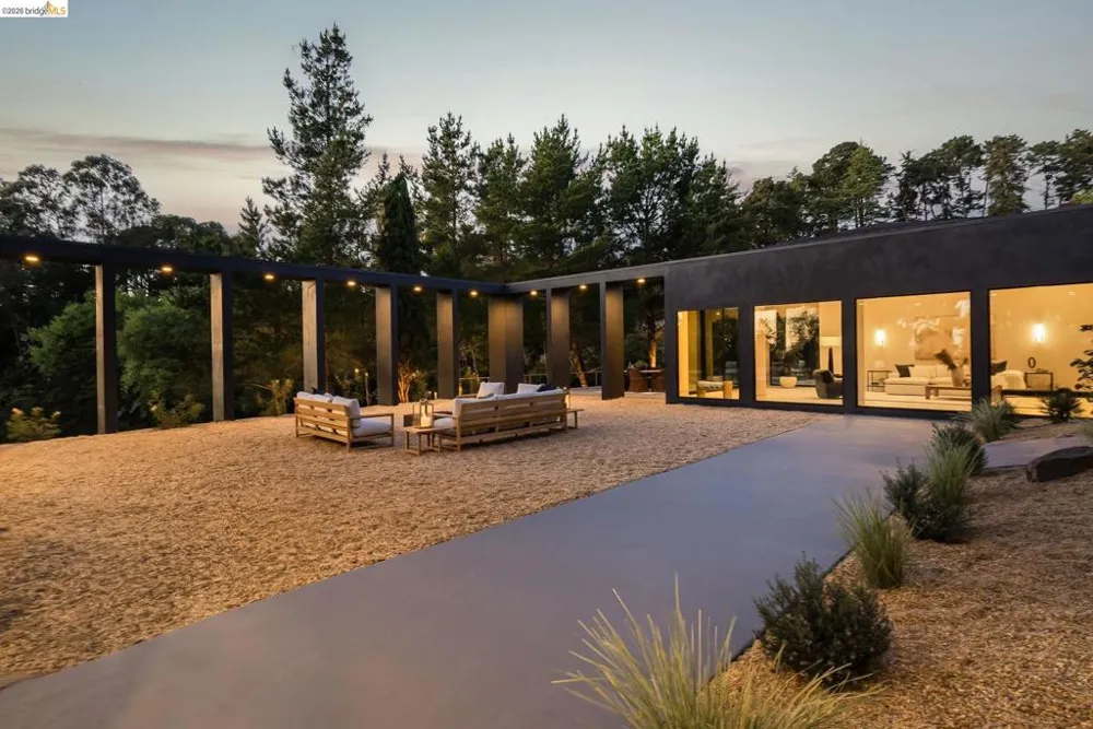 5645 Bacon Rd Oakland, CA 94619