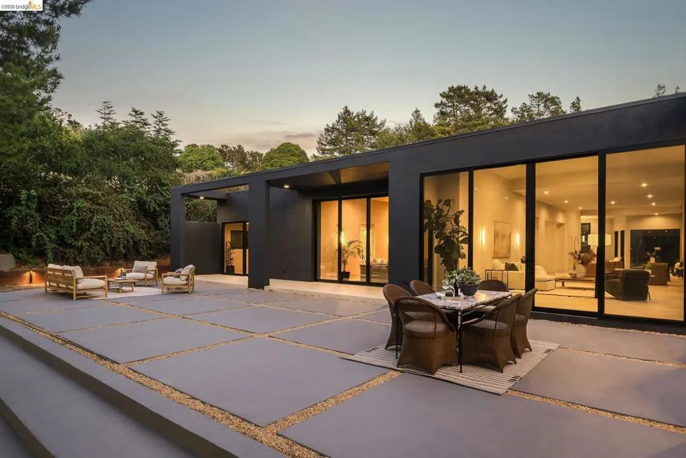 5645 Bacon Rd Oakland, CA 94619