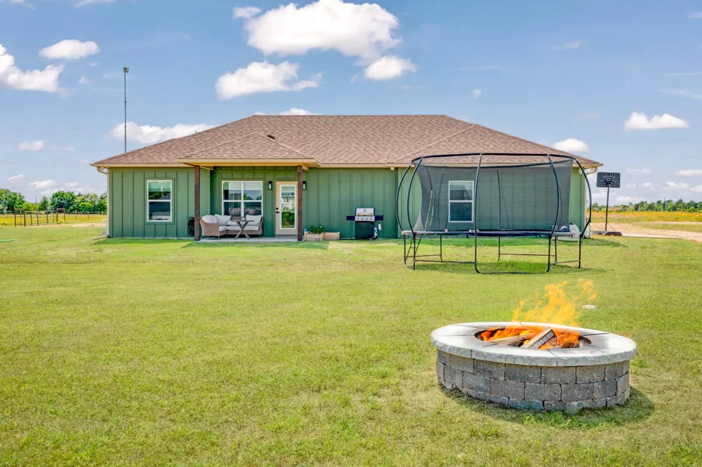 204 Private Road 33083 Sumner, TX 75486