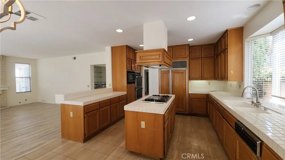 2162 Ventia Tustin, CA 92782