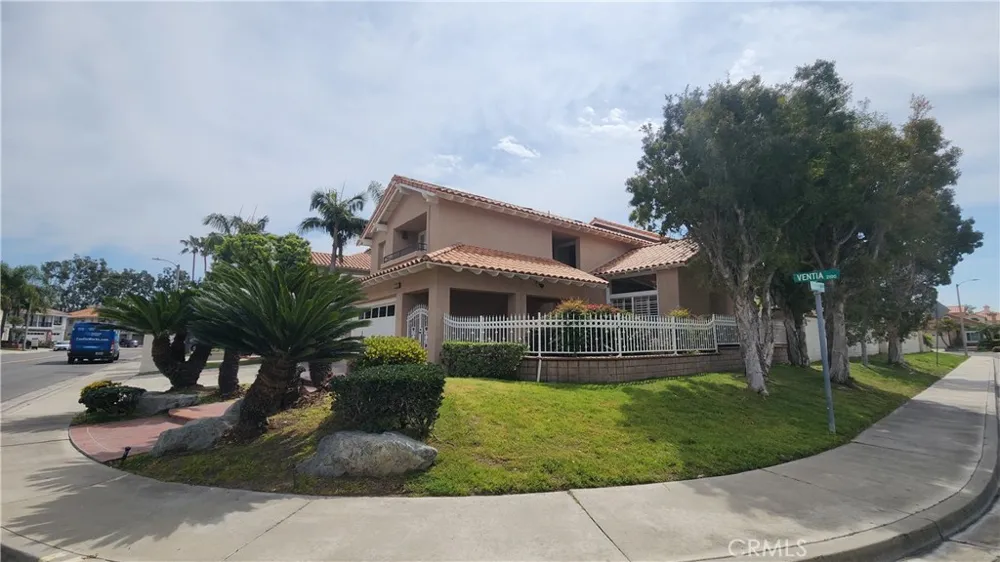 2162 Ventia Tustin, CA 92782