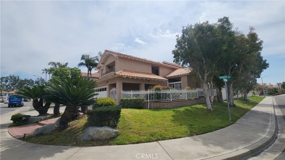 2162 Ventia Tustin, CA 92782