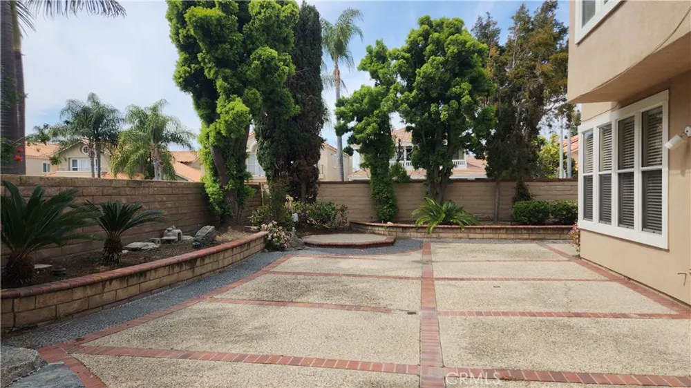 2162 Ventia Tustin, CA 92782