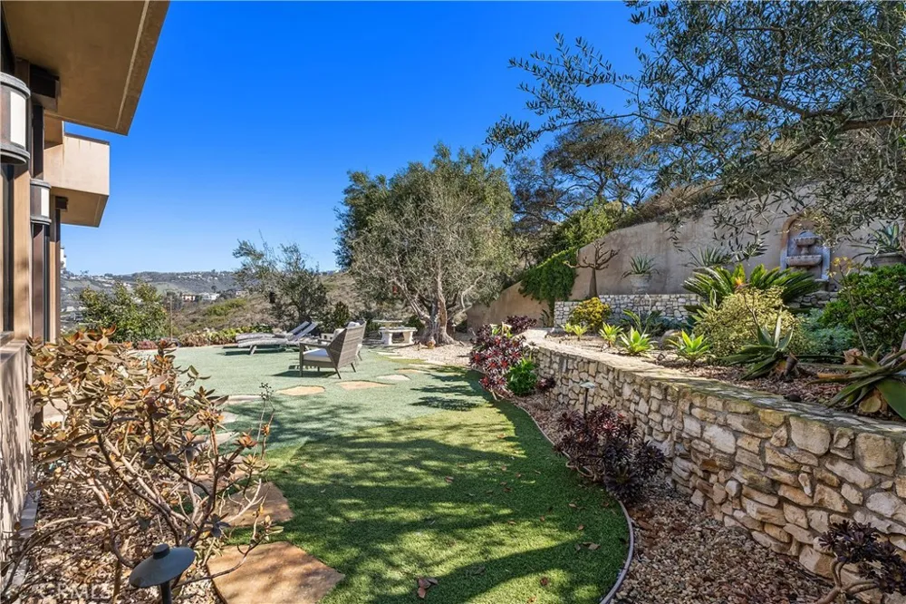 2378 Crestview Drive Laguna Beach, CA 92651
