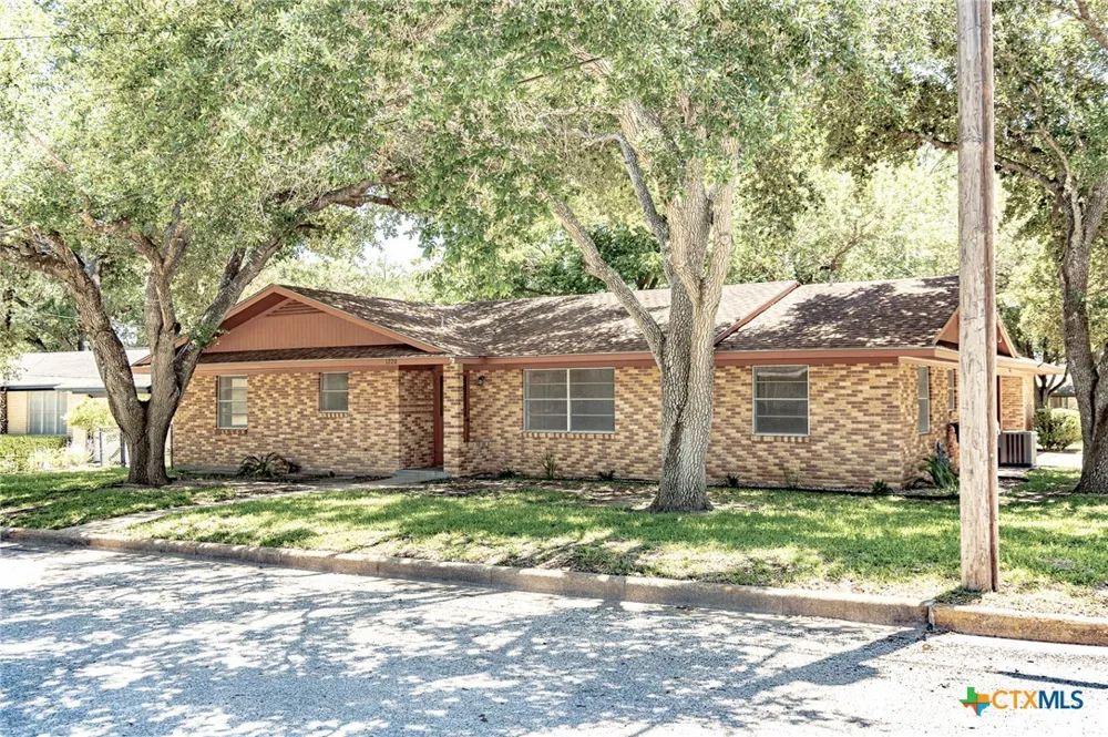 1220 Avenue I Shiner, TX 77984