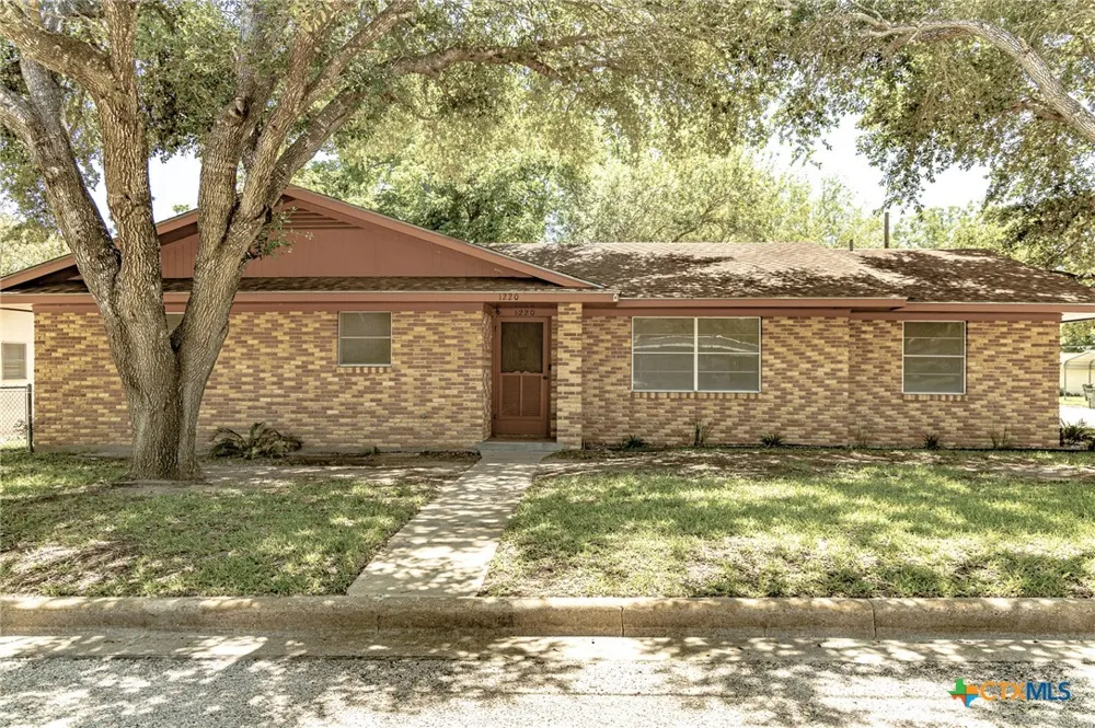 1220 Avenue I Shiner, TX 77984
